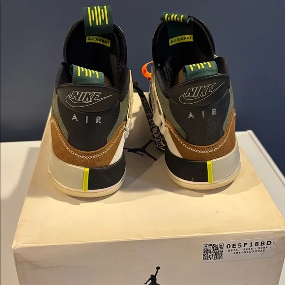 Nike Jordan XXXIII
Travis Scott - Picture 6 of 9